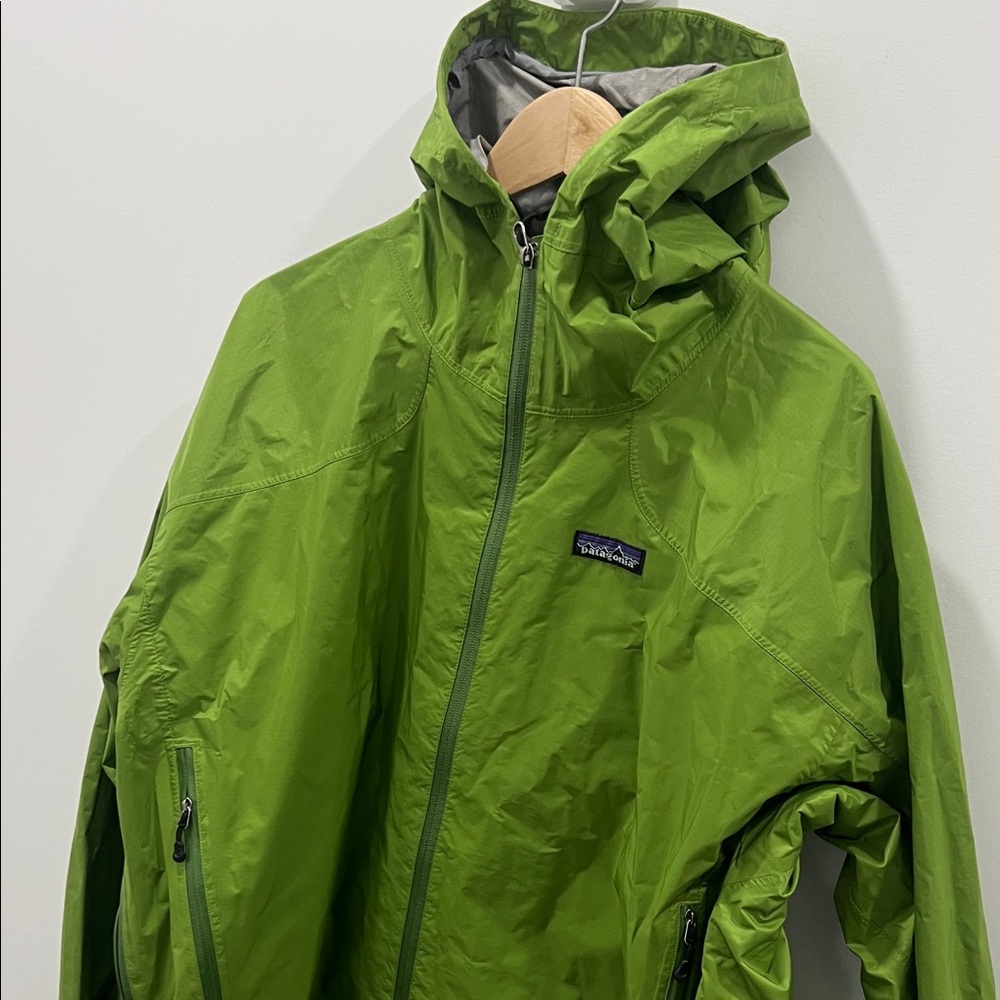 Men’s Patagonia light weight windbreaker